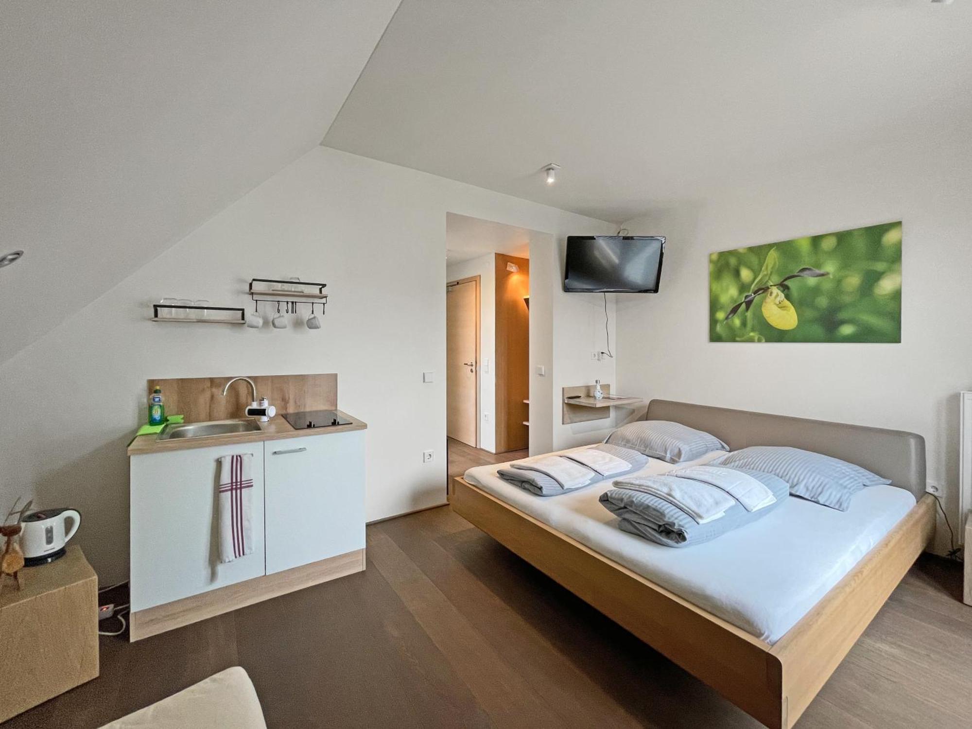 Modernes & Gepflegtes Hotelzimmer Mit Kueche! Bernstadt  Extérieur photo