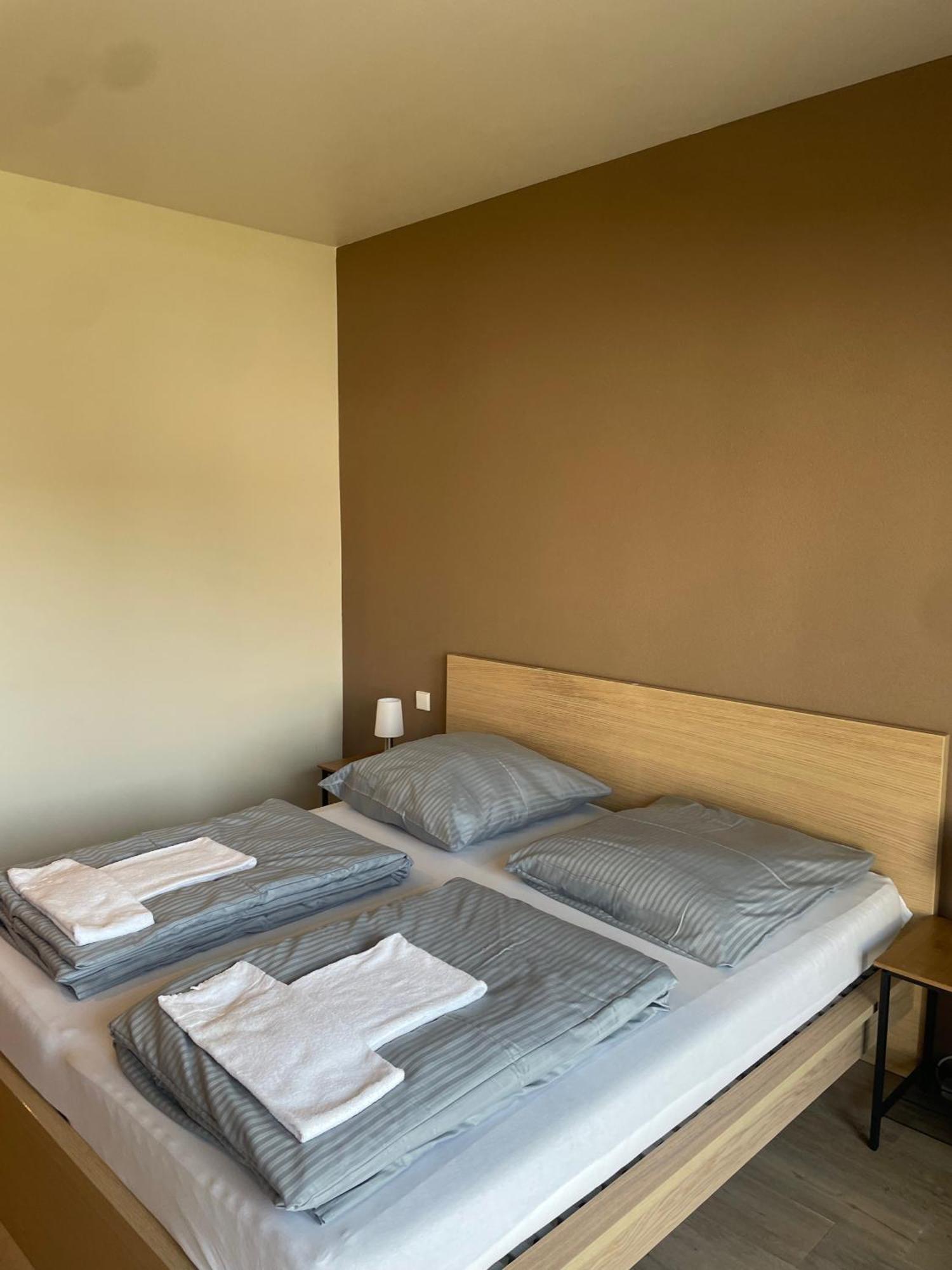 Modernes & Gepflegtes Hotelzimmer Mit Kueche! Bernstadt  Extérieur photo