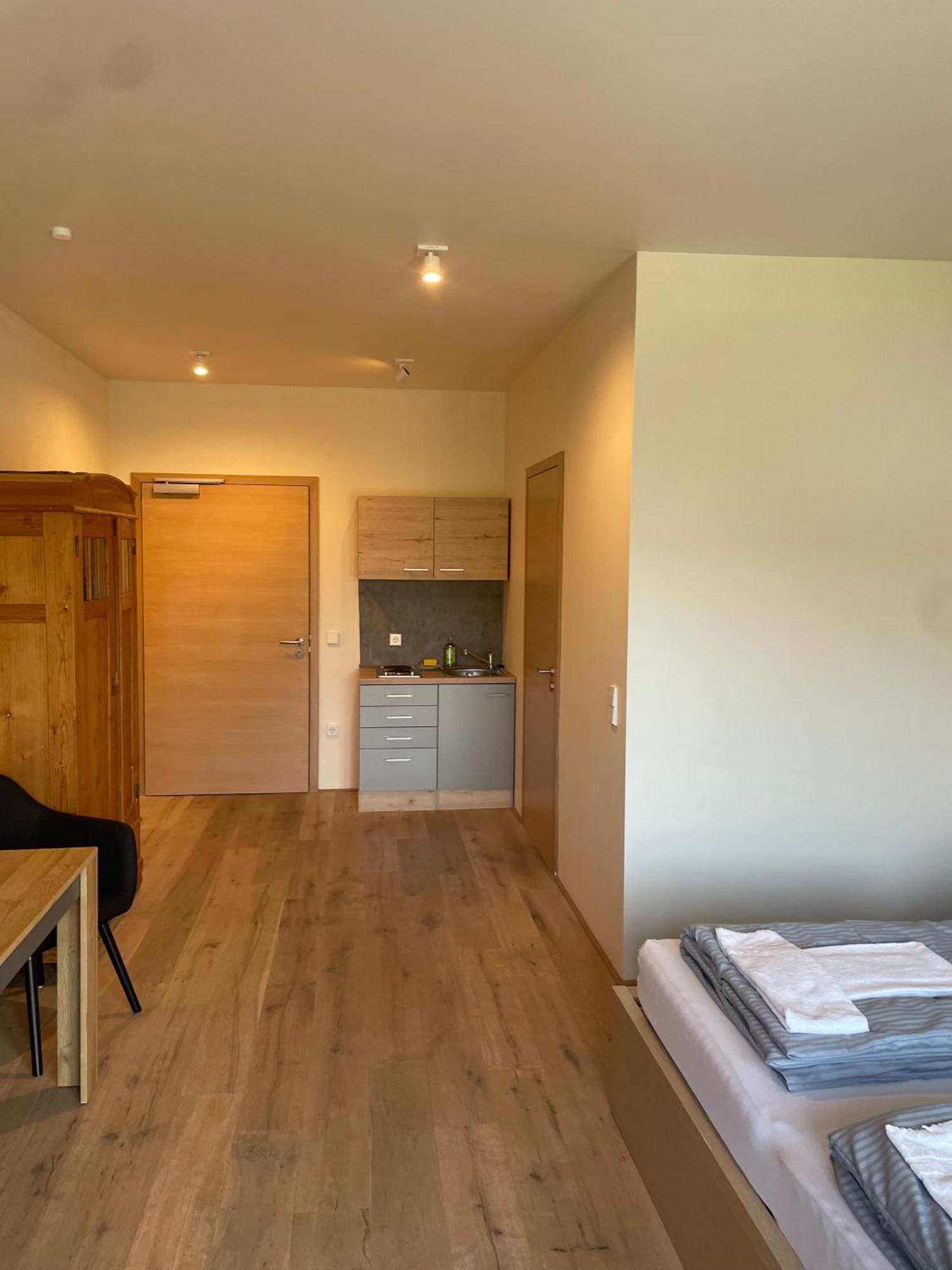 Modernes & Gepflegtes Hotelzimmer Mit Kueche! Bernstadt  Extérieur photo