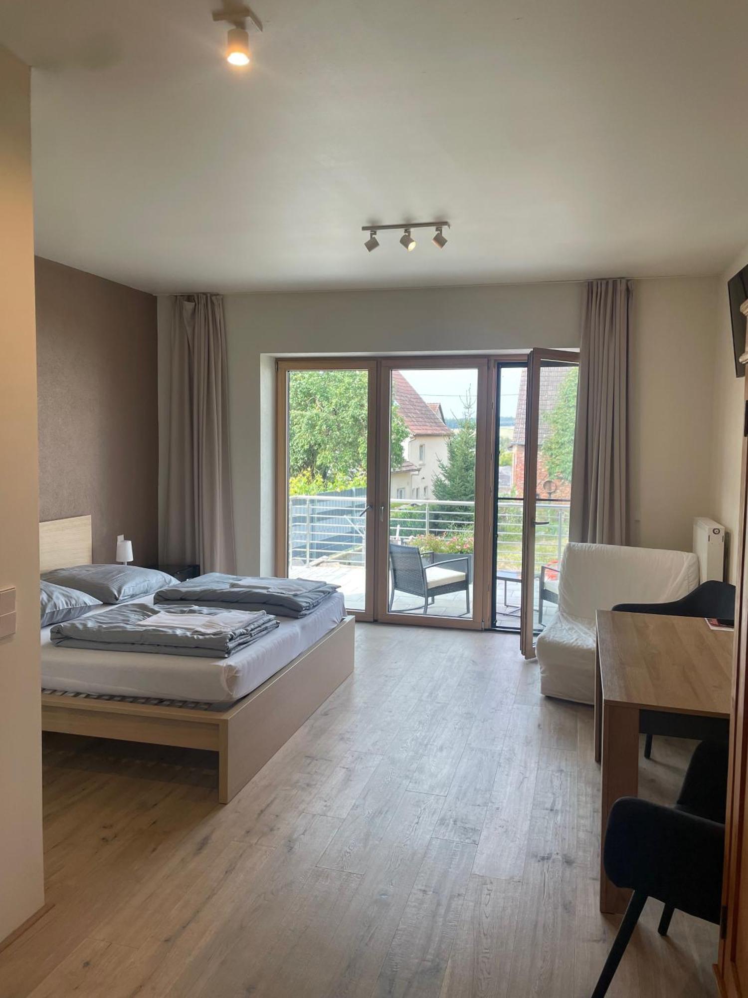 Modernes & Gepflegtes Hotelzimmer Mit Kueche! Bernstadt  Extérieur photo